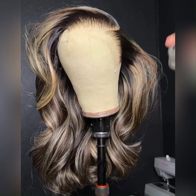 Blonde Highlights, klebefreie, kurze, gewellte Bob-Perücke aus Echthaar mit Spitzenfront – Geeta Hair 