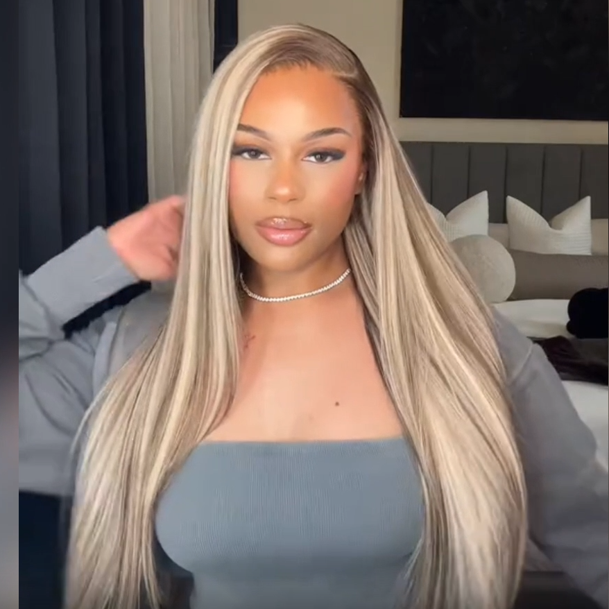 ash blonde highlight lace wig_model
